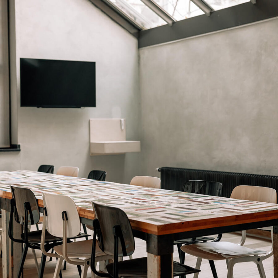 Uitzicht van luxe kamer 31 op de kerk in het Asgard Hotel