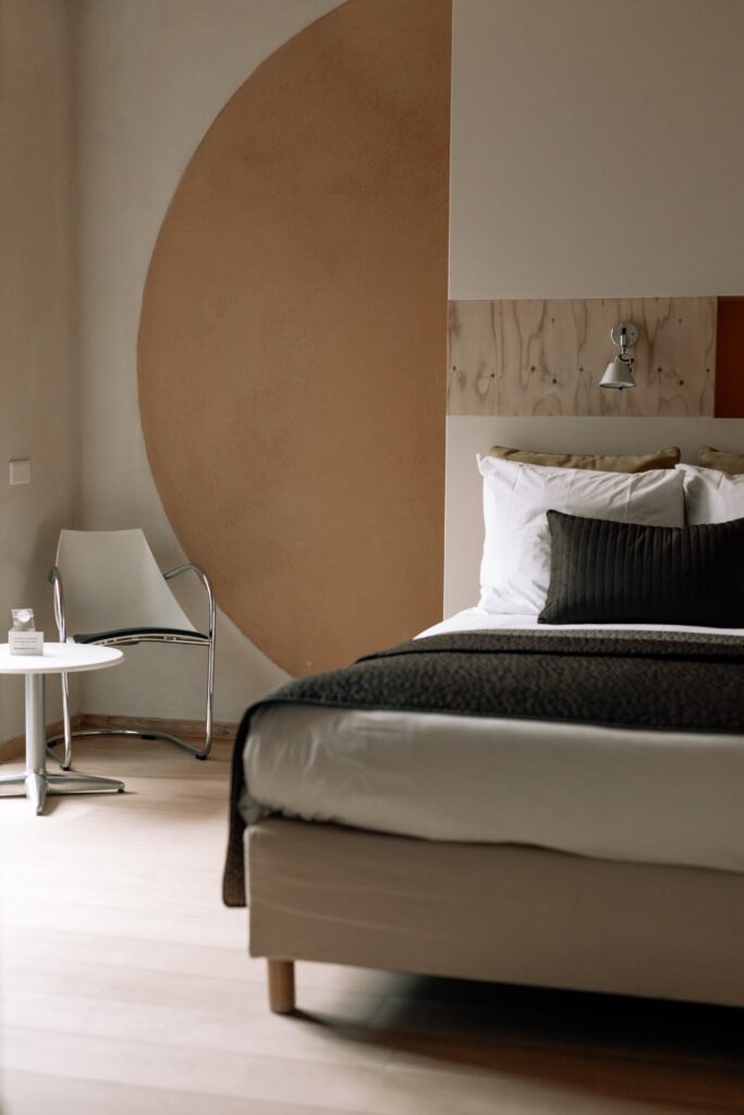 Bed en stoel Asgard Hotel