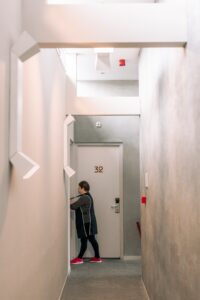 Huishouding aan het werk in de gang van het Asgard Hotel