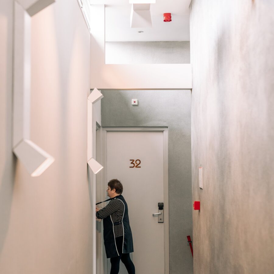 Huishouding aan het werk in de gang van het Asgard Hotel