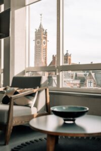 Uitzicht van luxe kamer 31 op de kerk in het Asgard Hotel