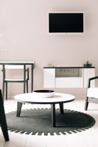 Salontafel, televisie en bureau Asgard Hotel luxe kamer