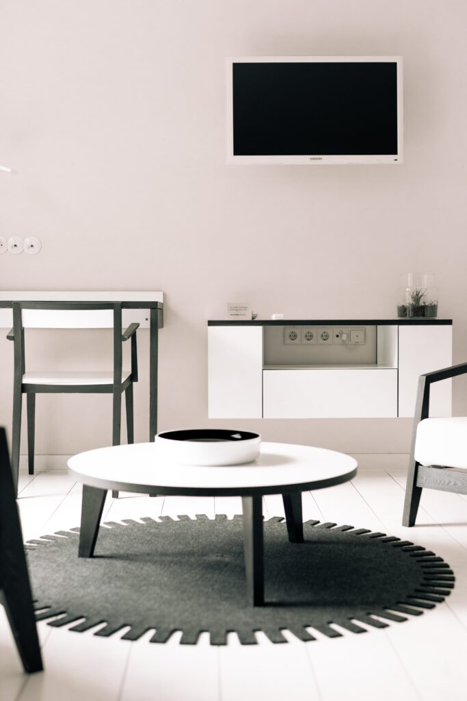 Salontafel, televisie en bureau Asgard Hotel luxe kamer