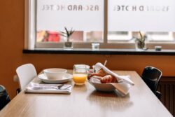 Biologisch ontbijt op een tafel bij het raam bij Asgard Hotel