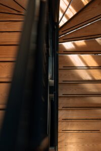 Detailshot van het trappenhuis van het Asgard Hotel