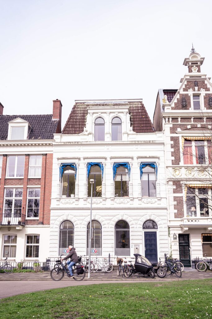 Voorkant van het gebouw van Asgard Appartementen